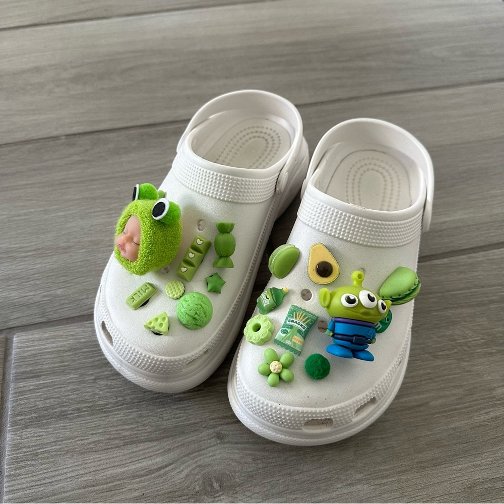 Adorable customized crocs💚